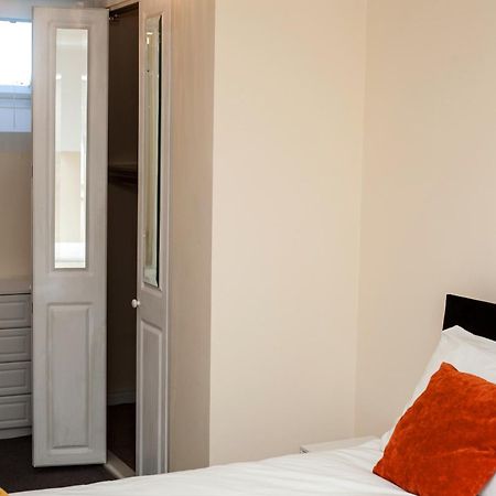 Avril Warwickshire Home Stay Nuneaton Esterno foto