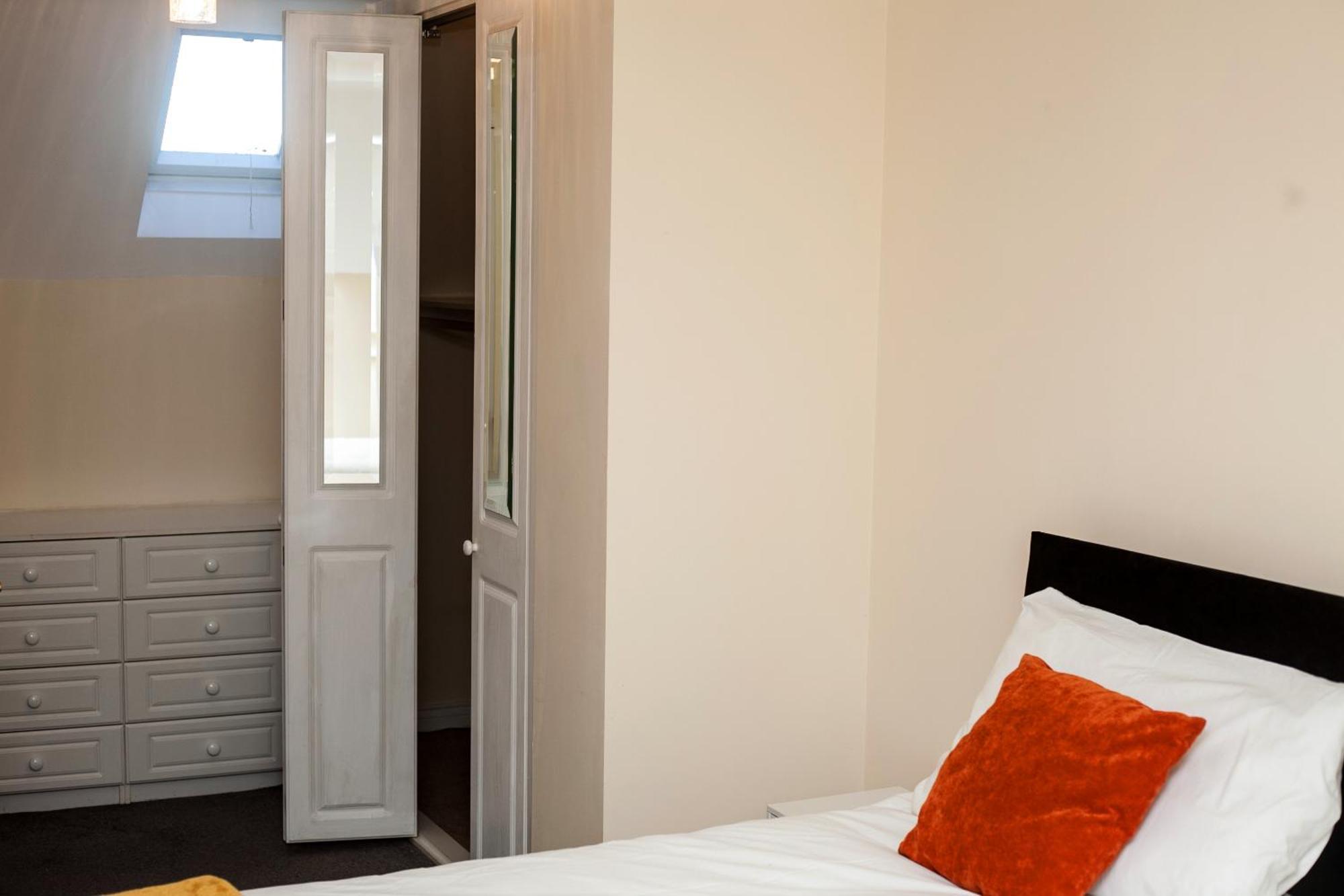 Avril Warwickshire Home Stay Nuneaton Esterno foto