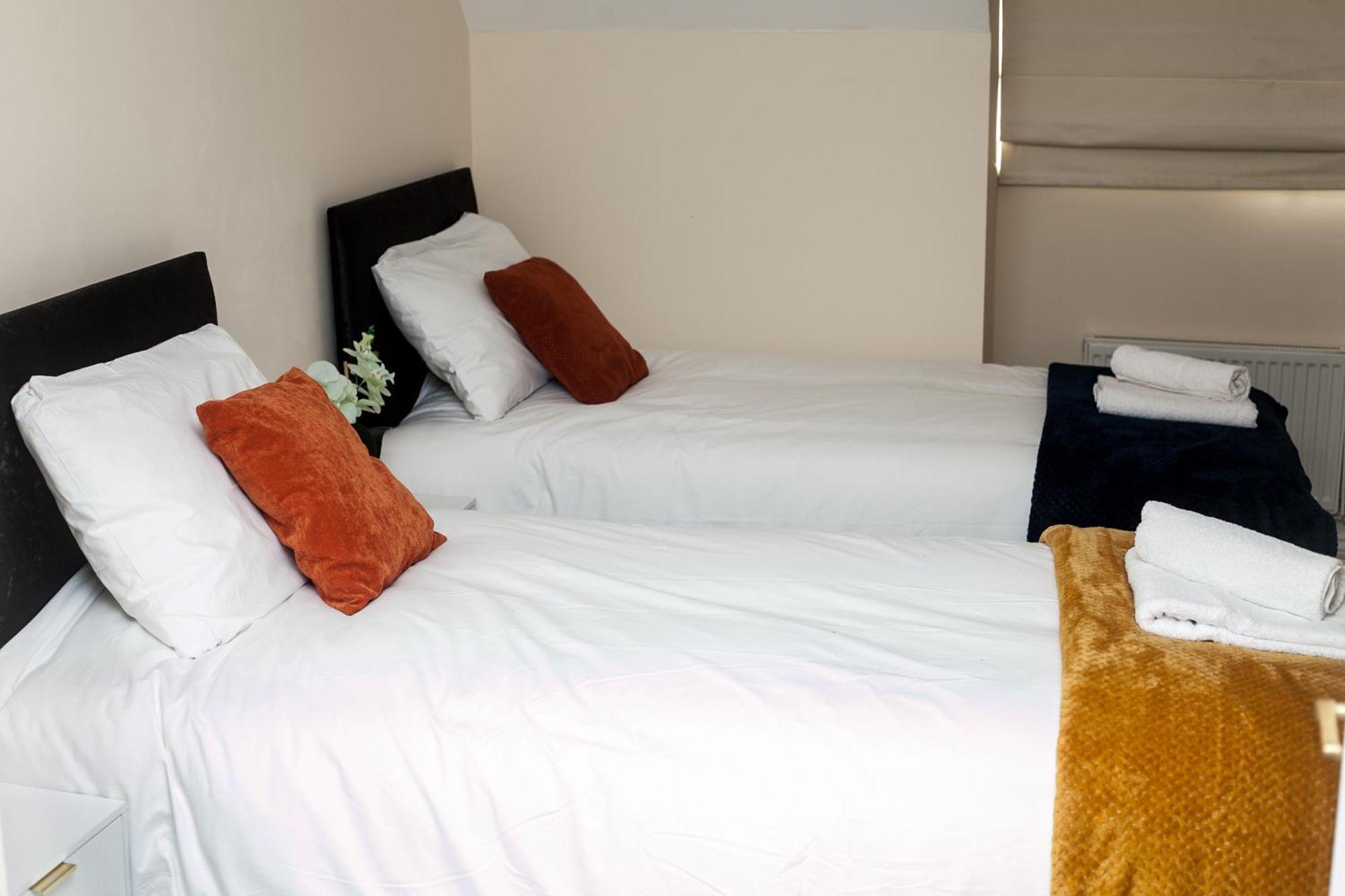 Avril Warwickshire Home Stay Nuneaton Esterno foto