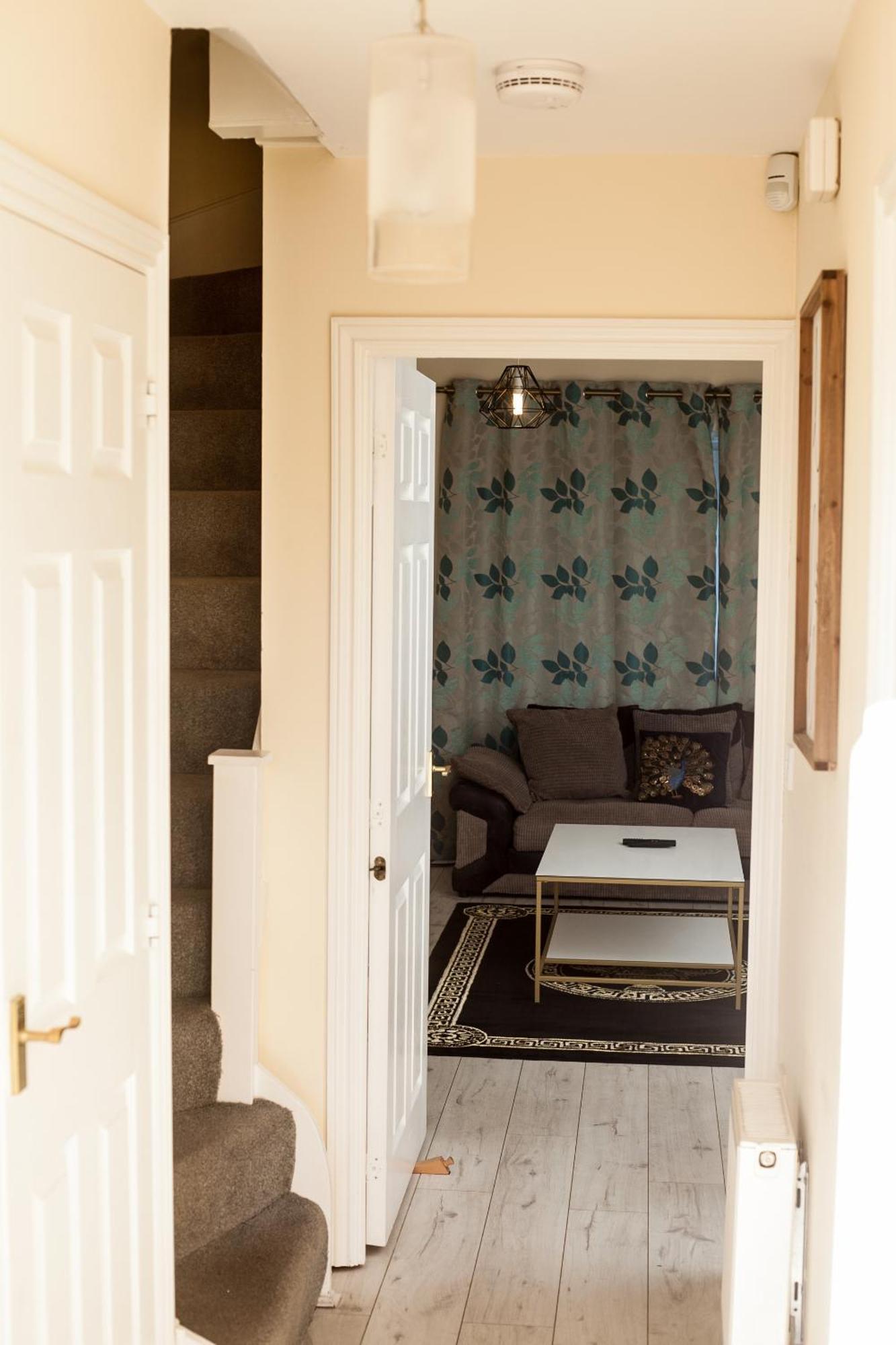 Avril Warwickshire Home Stay Nuneaton Esterno foto