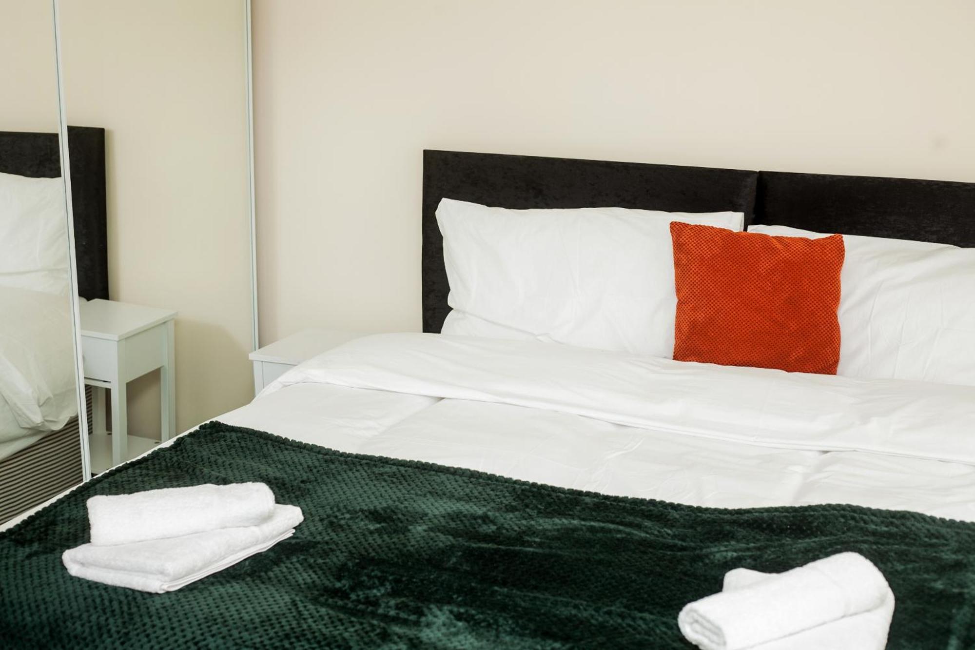 Avril Warwickshire Home Stay Nuneaton Esterno foto