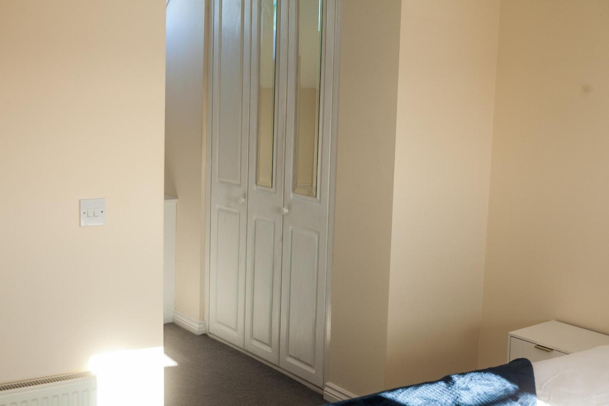 Avril Warwickshire Home Stay Nuneaton Esterno foto