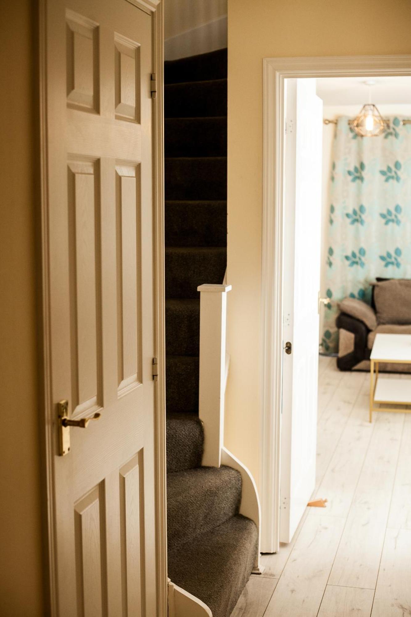 Avril Warwickshire Home Stay Nuneaton Esterno foto