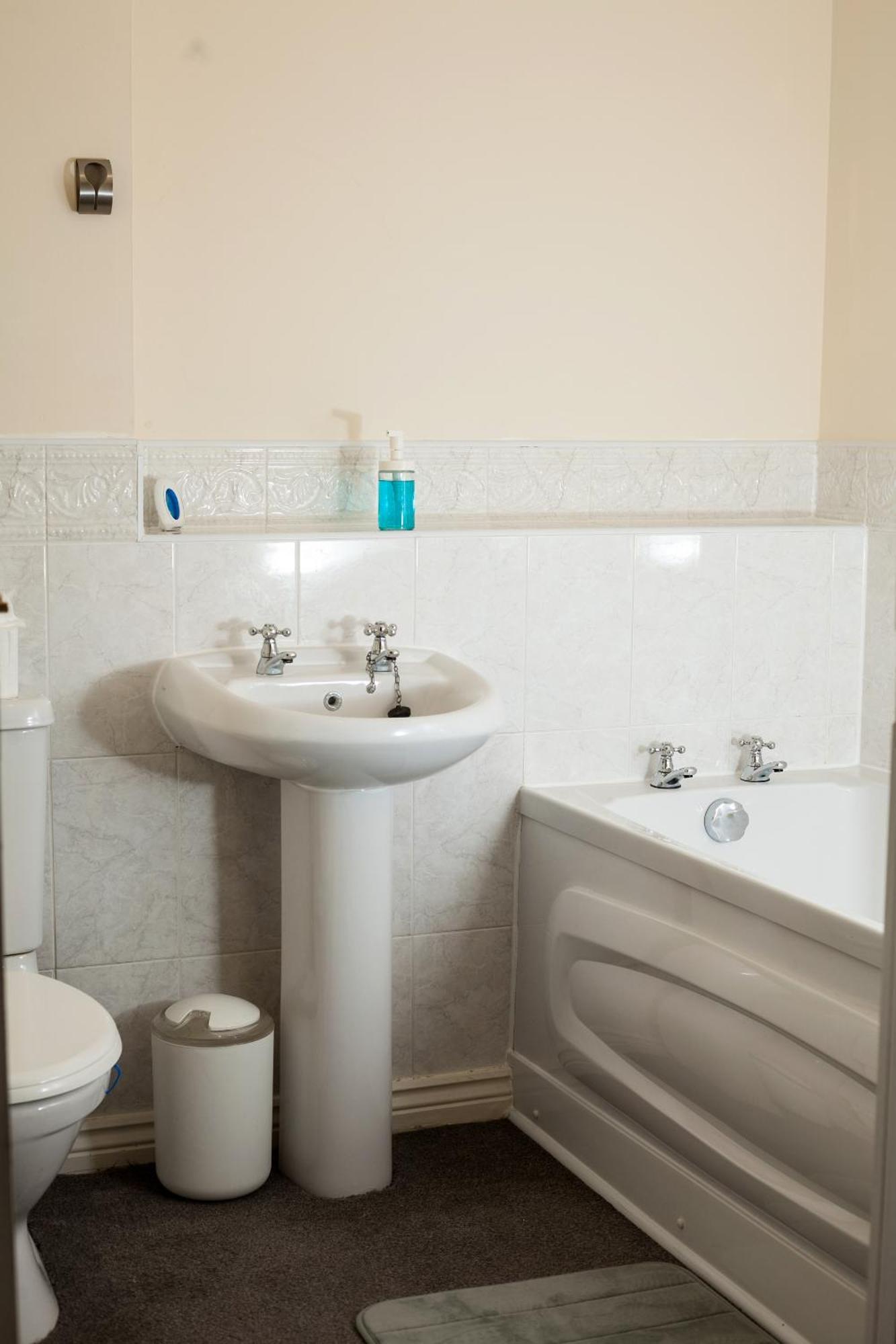 Avril Warwickshire Home Stay Nuneaton Esterno foto